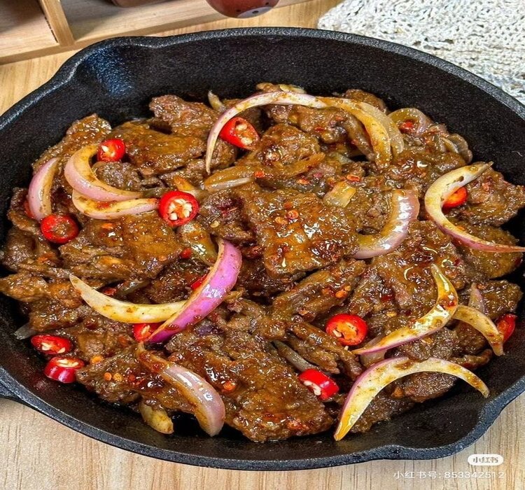 Spicy Stir-Fried Beef with Onions and Chilies